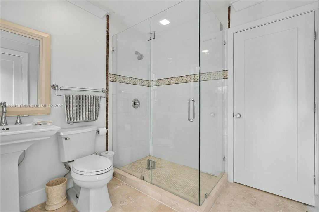 最近售出: $1,690,000 (6 贝兹, 3 浴室, 4168 平方英尺)