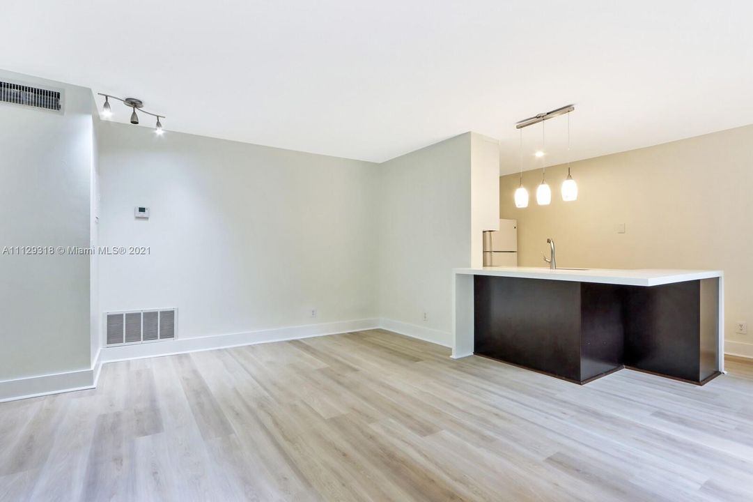 Recently Sold: $295,000 (1 beds, 1 baths, 740 Square Feet)