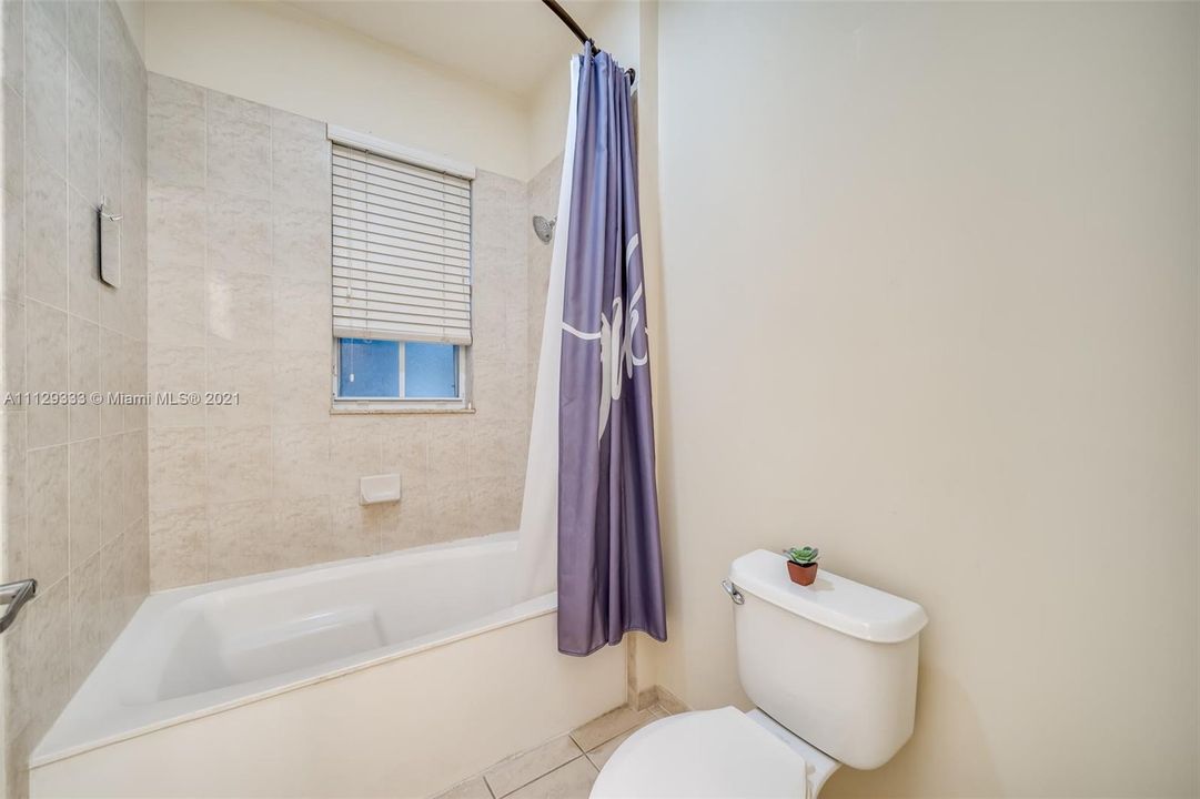 最近售出: $375,000 (3 贝兹, 2 浴室, 1470 平方英尺)