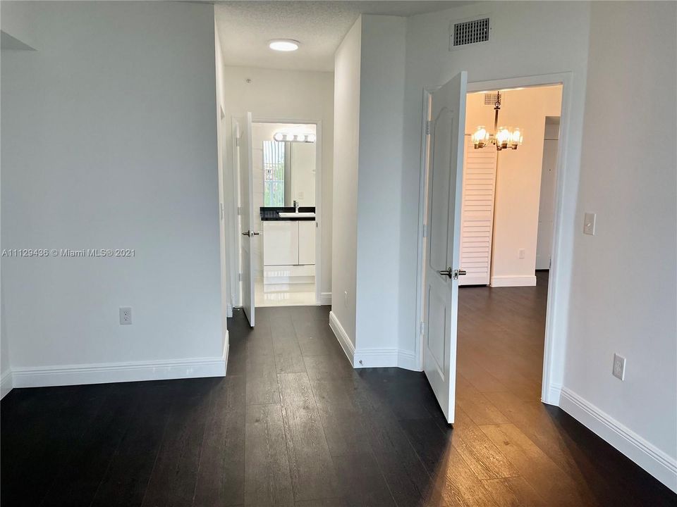 Recently Rented: $2,300 (2 beds, 2 baths, 922 Square Feet)