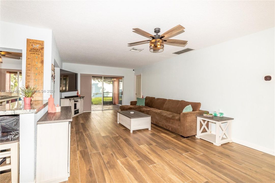 Recently Sold: $239,999 (2 beds, 2 baths, 1169 Square Feet)