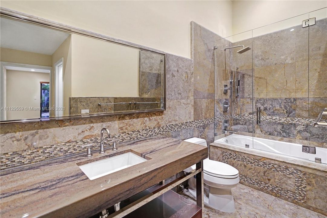 最近售出: $424,974 (2 贝兹, 2 浴室, 1112 平方英尺)