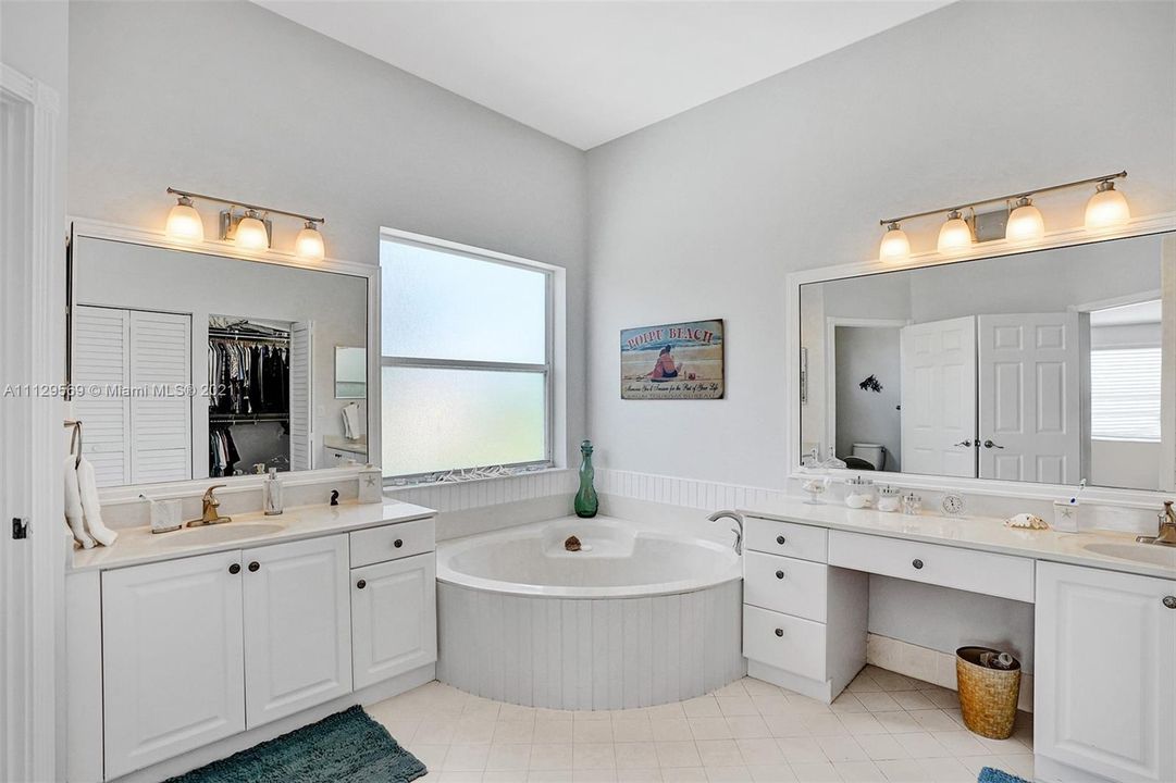 最近售出: $599,000 (4 贝兹, 2 浴室, 2762 平方英尺)