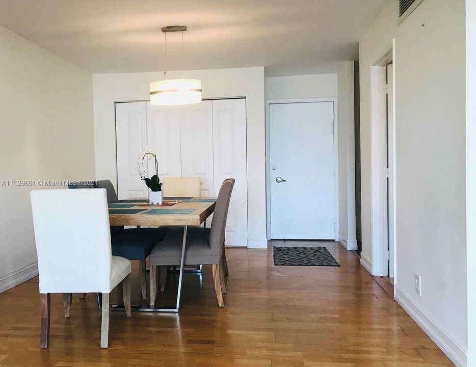 Recently Rented: $3,000 (1 beds, 1 baths, 910 Square Feet)
