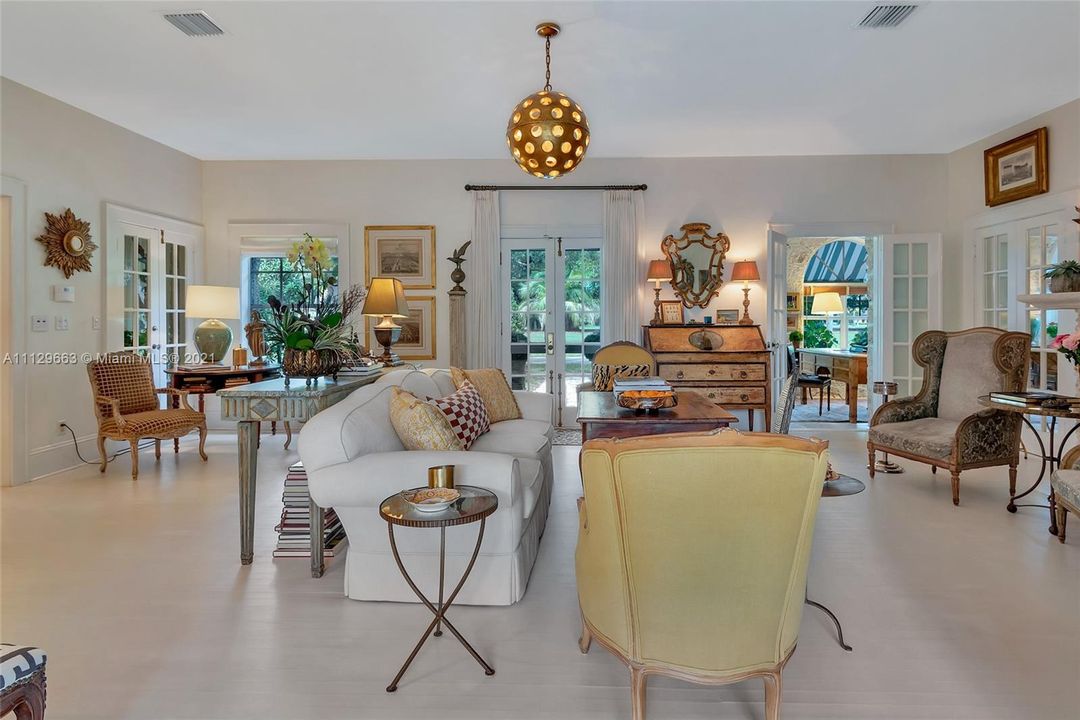 Recently Sold: $2,475,000 (4 beds, 3 baths, 2569 Square Feet)