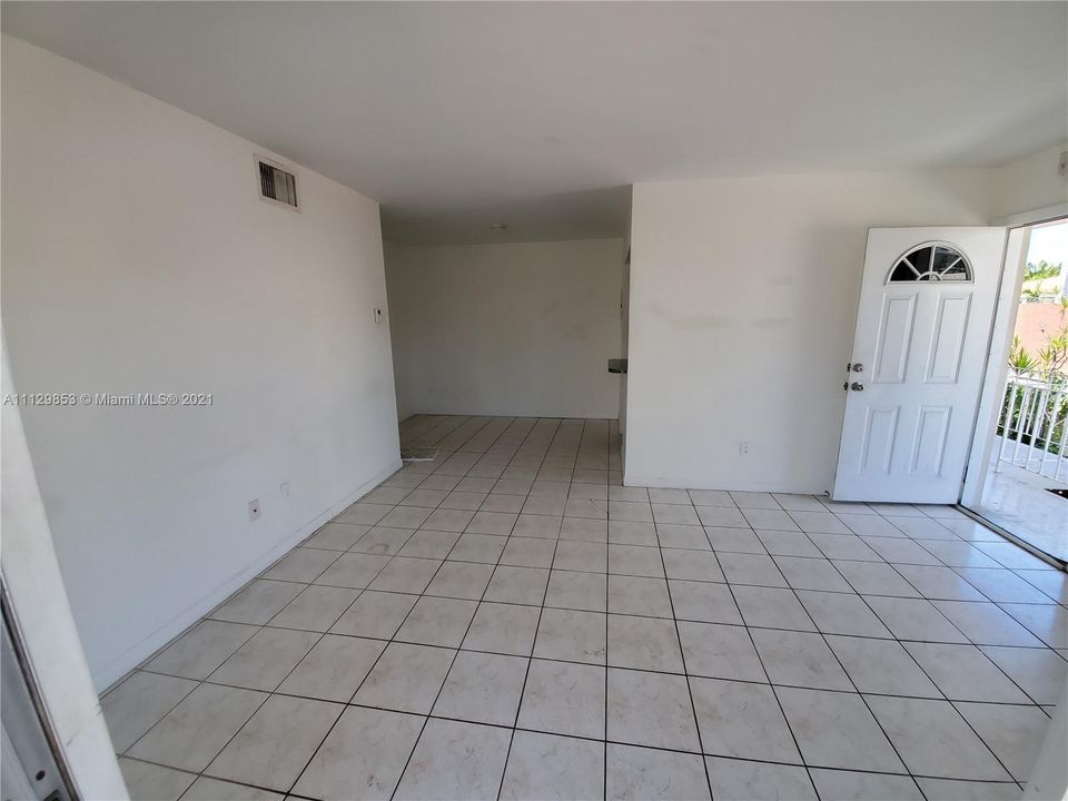 Recently Rented: $1,400 (1 beds, 1 baths, 560 Square Feet)