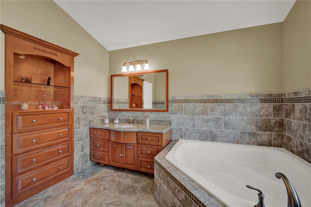 最近售出: $825,000 (5 贝兹, 4 浴室, 3233 平方英尺)