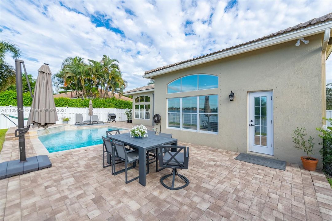 Recently Sold: $695,000 (4 beds, 2 baths, 2392 Square Feet)