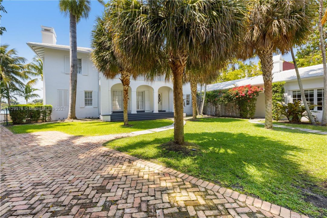 Recently Sold: $25,000,000 (5 beds, 4 baths, 5607 Square Feet)