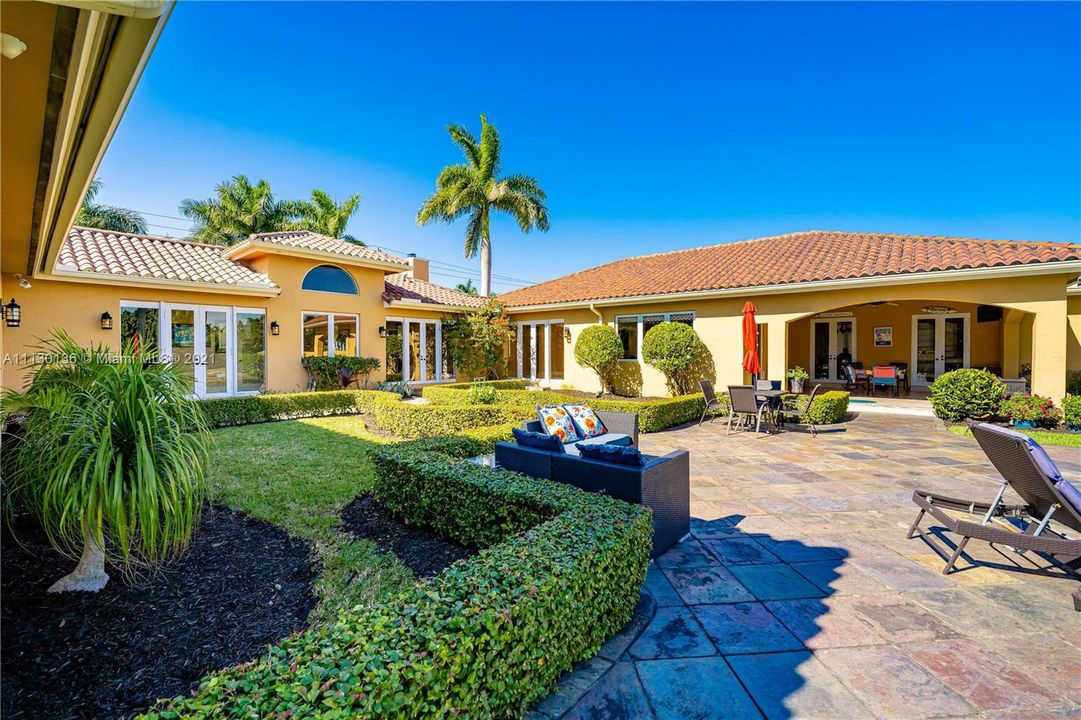 Recently Sold: $1,849,000 (6 beds, 6 baths, 4520 Square Feet)