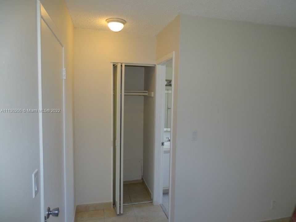 SMALL LCOSET NEAR THE MASTER BATHROOM AND PRIVATE ON TE MASTER ROOM