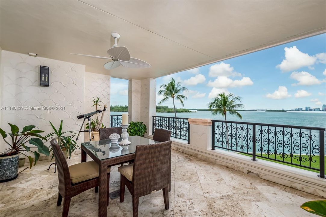 Recently Sold: $2,850,000 (2 beds, 3 baths, 1950 Square Feet)
