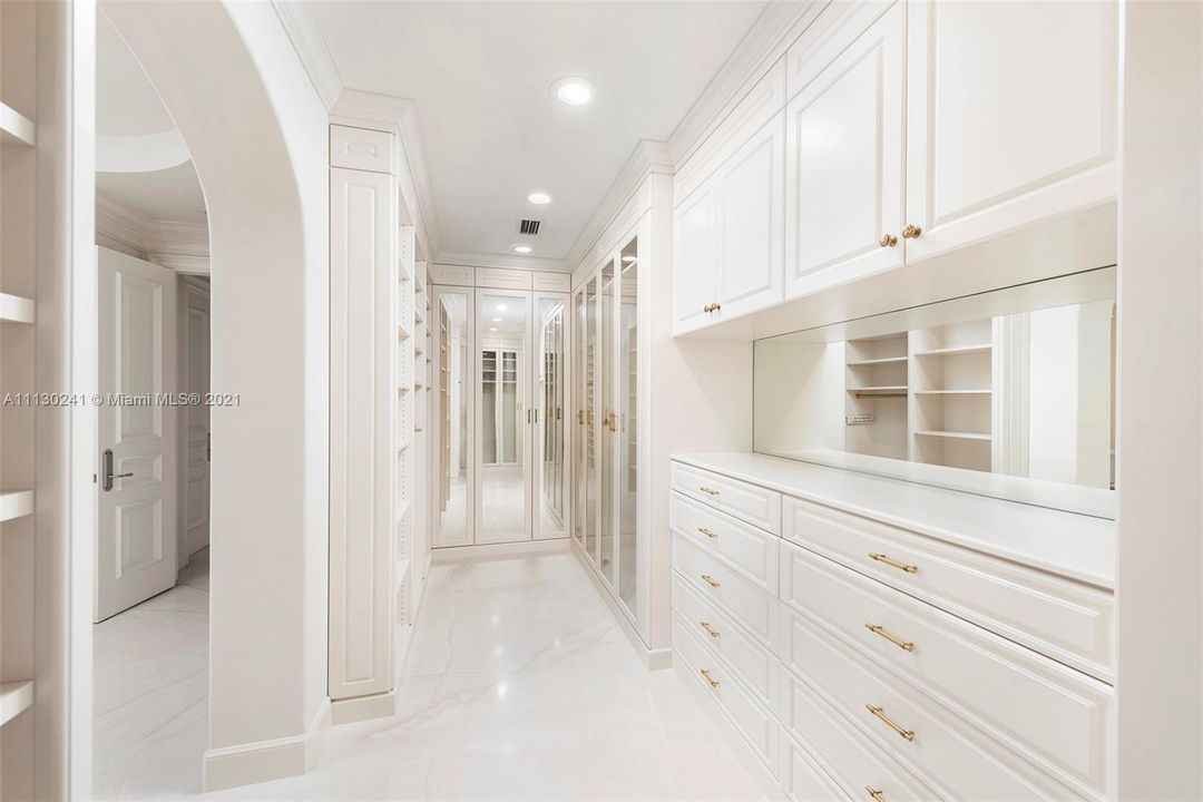 Master Suite - Walk-in Closet 1