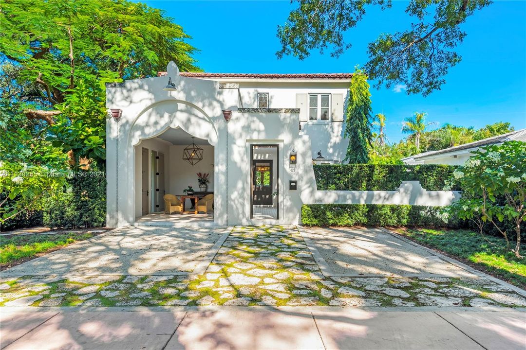 Recently Sold: $3,000,000 (4 beds, 4 baths, 2612 Square Feet)