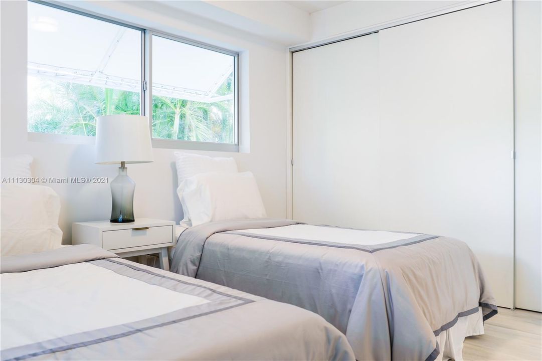 Recently Rented: $5,900 (2 beds, 2 baths, 1042 Square Feet)
