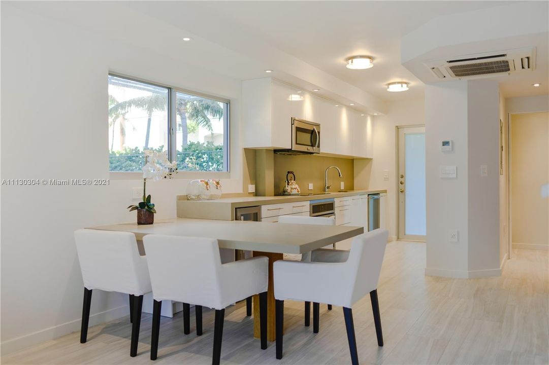 Recently Rented: $5,900 (2 beds, 2 baths, 1042 Square Feet)