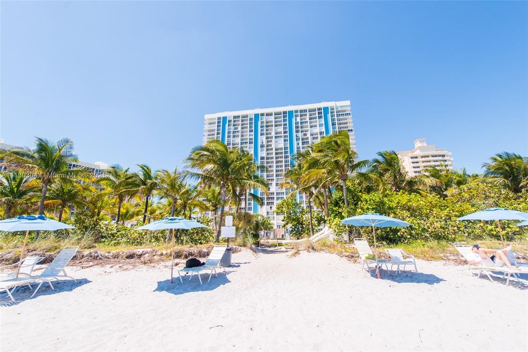 Recently Rented: $5,900 (2 beds, 2 baths, 1042 Square Feet)