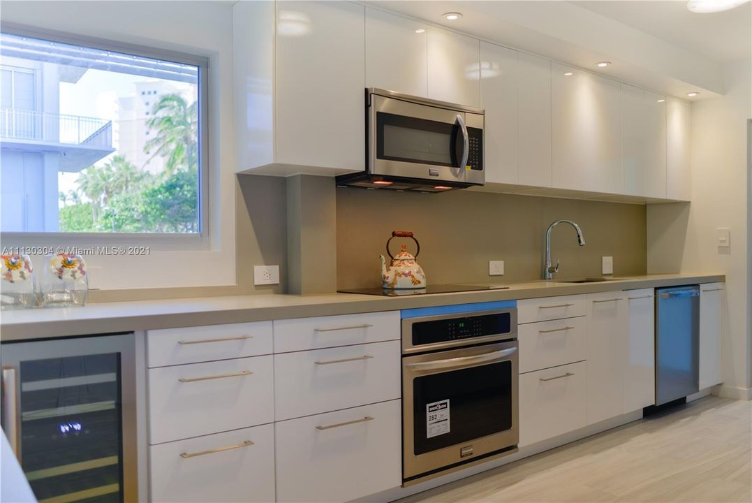 Recently Rented: $5,900 (2 beds, 2 baths, 1042 Square Feet)
