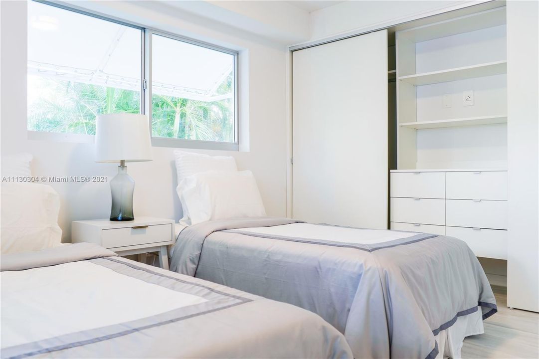 Recently Rented: $5,900 (2 beds, 2 baths, 1042 Square Feet)