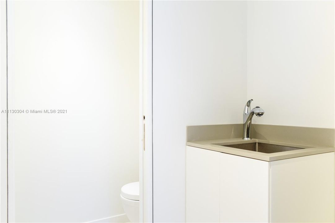 Recently Rented: $5,900 (2 beds, 2 baths, 1042 Square Feet)