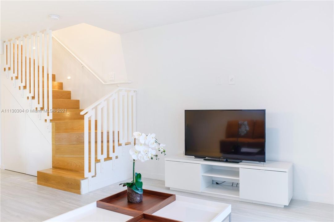 Recently Rented: $5,900 (2 beds, 2 baths, 1042 Square Feet)