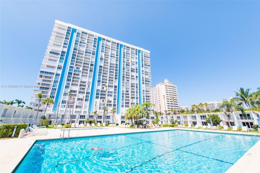 Recently Rented: $5,900 (2 beds, 2 baths, 1042 Square Feet)