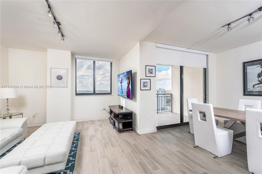 Recently Sold: $520,000 (2 beds, 2 baths, 1373 Square Feet)