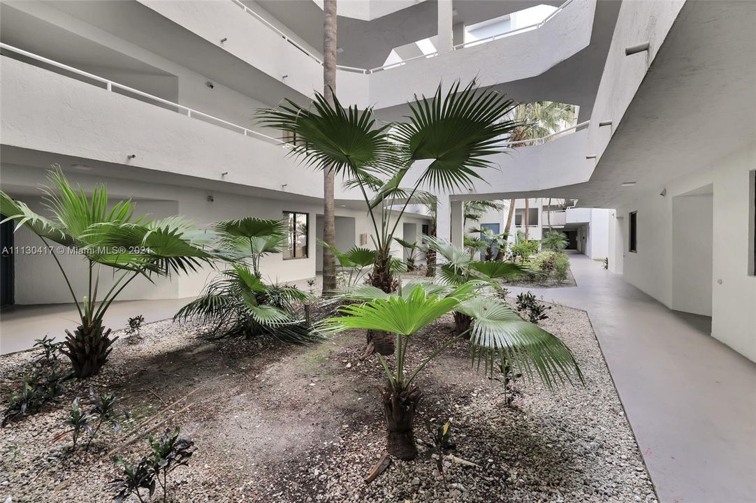 Recently Sold: $165,000 (1 beds, 1 baths, 796 Square Feet)