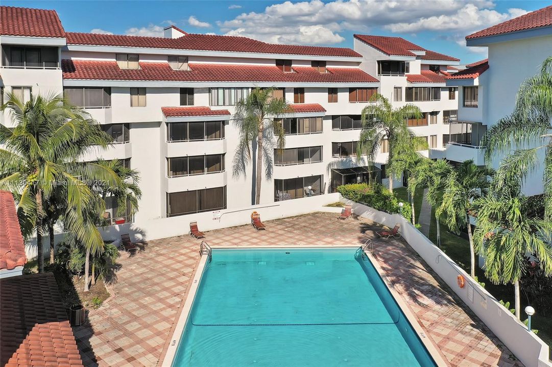 Recently Sold: $165,000 (1 beds, 1 baths, 796 Square Feet)