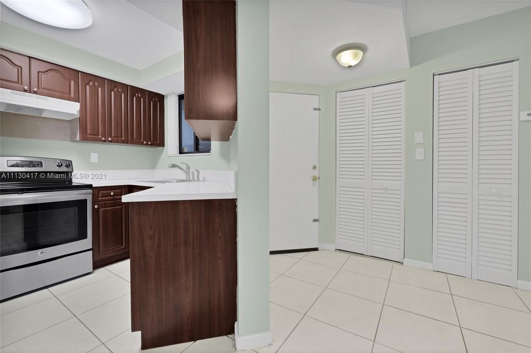 Recently Sold: $165,000 (1 beds, 1 baths, 796 Square Feet)