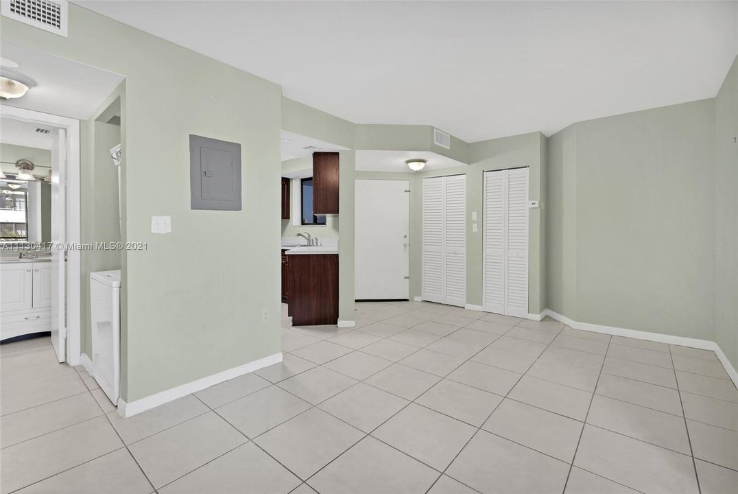 Recently Sold: $165,000 (1 beds, 1 baths, 796 Square Feet)