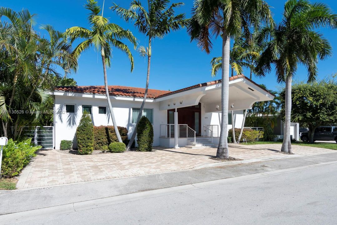 Recently Sold: $2,700,000 (4 beds, 3 baths, 2683 Square Feet)