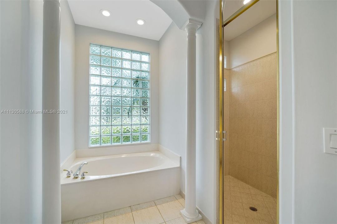 Недавно продано: $1,345,000 (4 спален, 4 ванн, 3641 Квадратных фут)