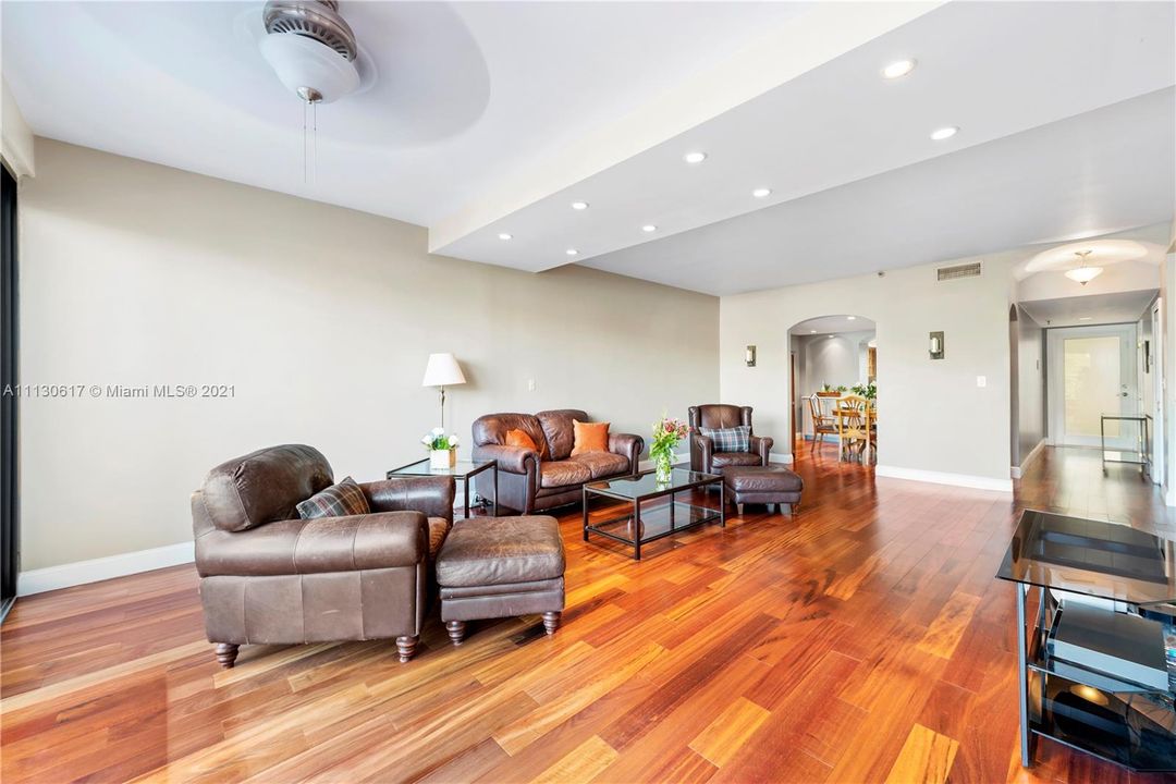Recently Sold: $999,000 (4 beds, 2 baths, 2370 Square Feet)