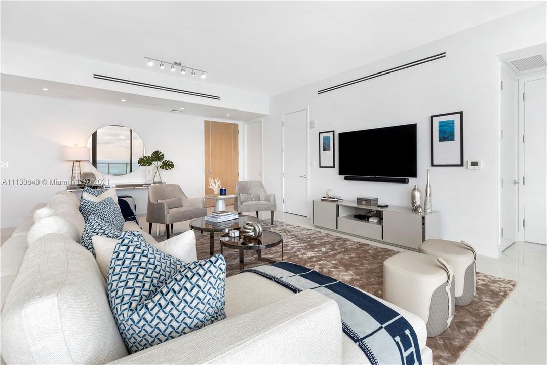 Recently Sold: $4,200,000 (3 beds, 3 baths, 2137 Square Feet)