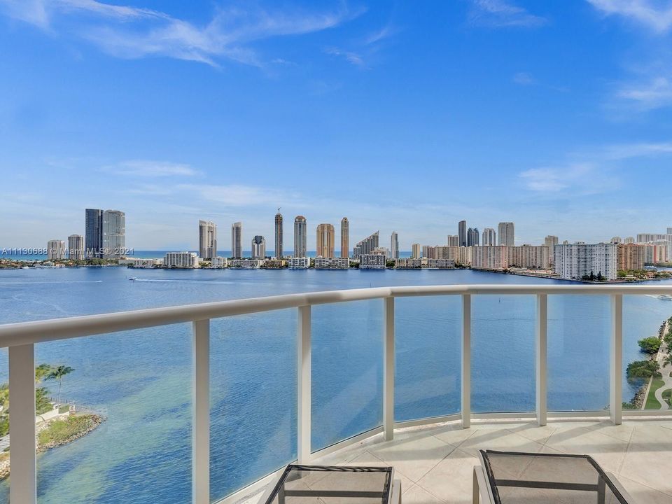 WRAP AROUND GLASS BALCONY OFFERS AMAZING OUTDOOR SPACE TO BARBECUE, ENJOY THE SUN AND TAKE IN THE VIEWS DAY OR NIGHT, SUNRISE OVER THE OCEAN OR SUNSET OVER THE CITY OF MIAMI THIS UNIT HAS IT ALL!