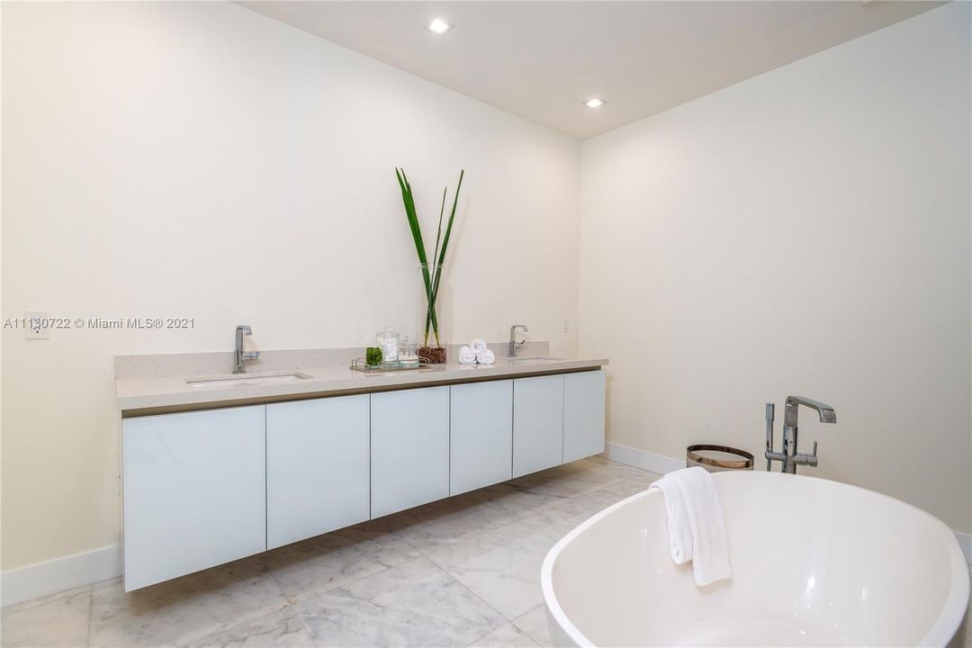 Recently Sold: $1,700,000 (2 beds, 2 baths, 2117 Square Feet)