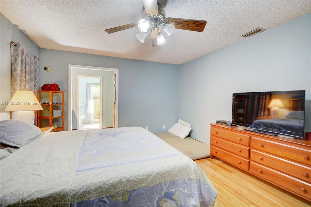 Recently Sold: $498,000 (3 beds, 2 baths, 2351 Square Feet)