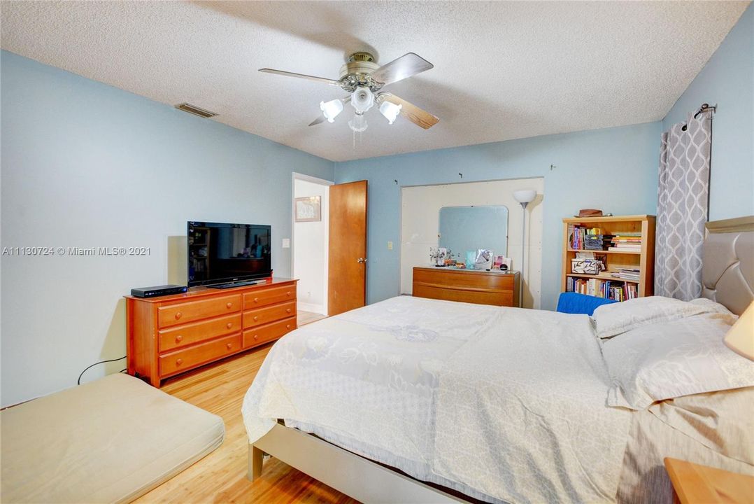 Recently Sold: $498,000 (3 beds, 2 baths, 2351 Square Feet)