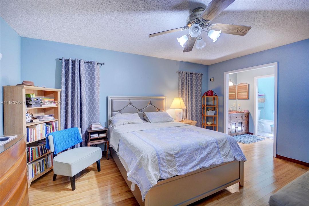 Recently Sold: $498,000 (3 beds, 2 baths, 2351 Square Feet)
