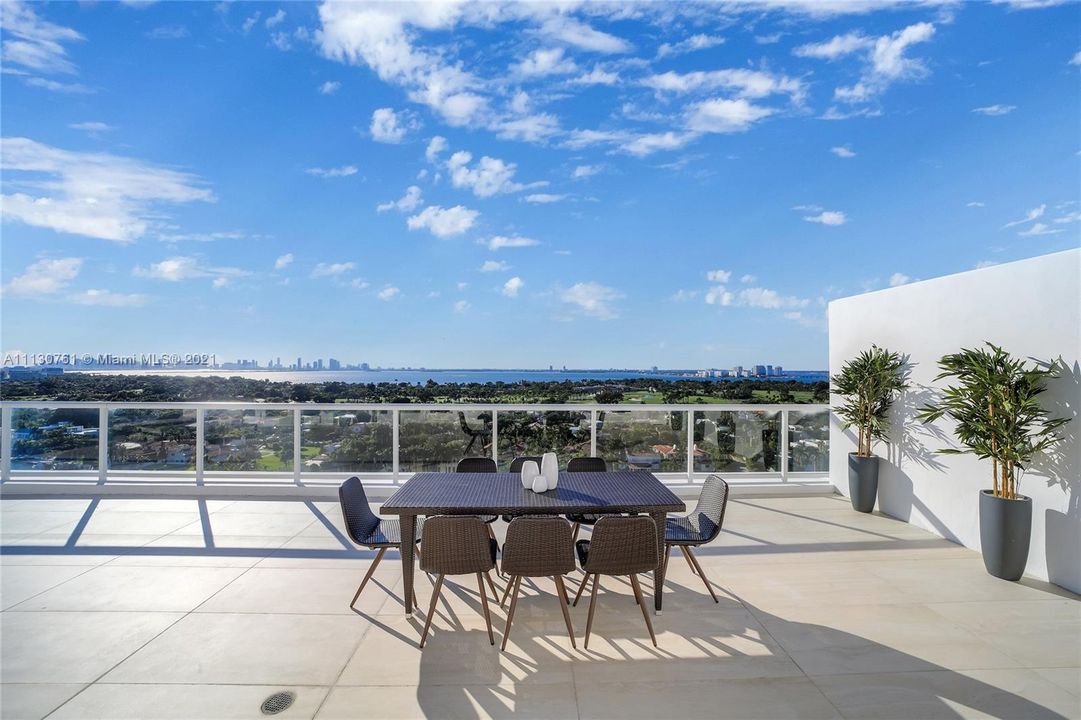Recently Sold: $1,870,000 (2 beds, 2 baths, 2100 Square Feet)