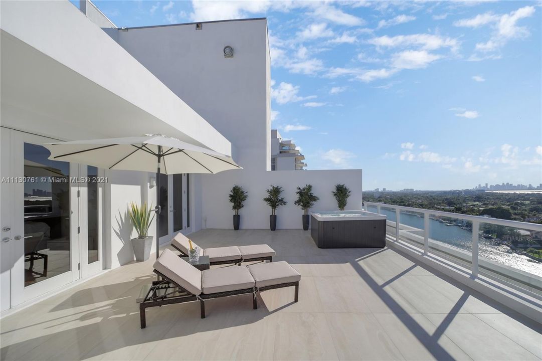 Recently Sold: $1,870,000 (2 beds, 2 baths, 2100 Square Feet)