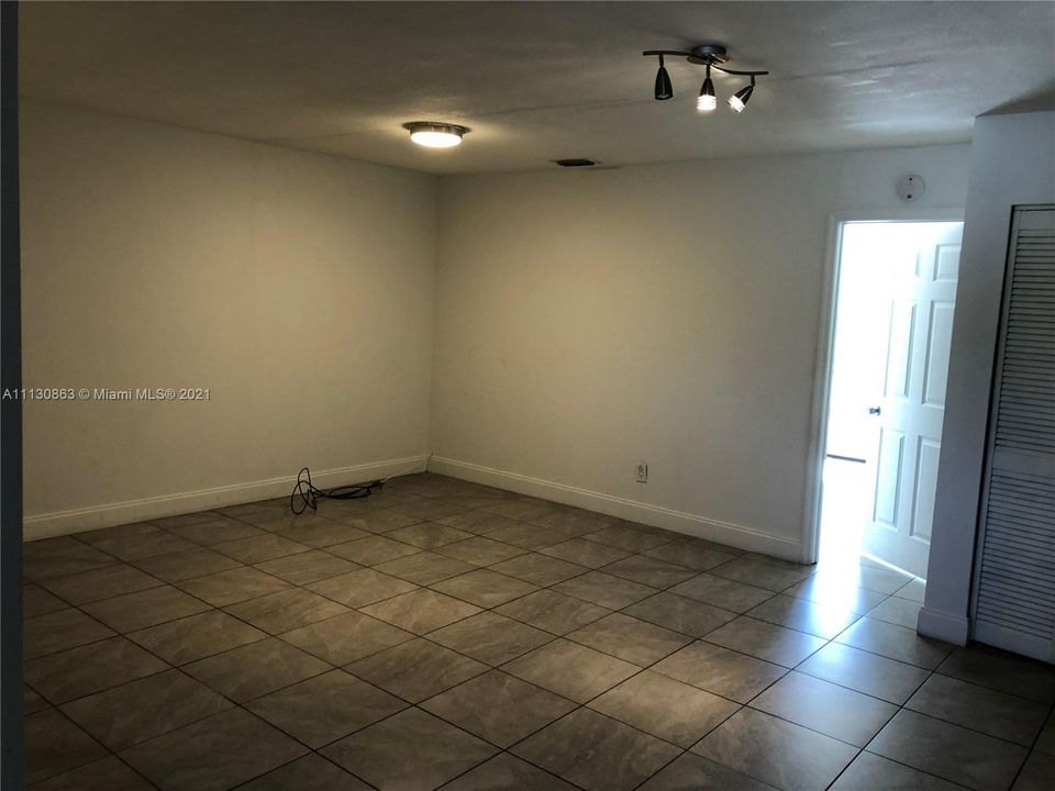 Recently Rented: $1,350 (2 beds, 2 baths, 920 Square Feet)