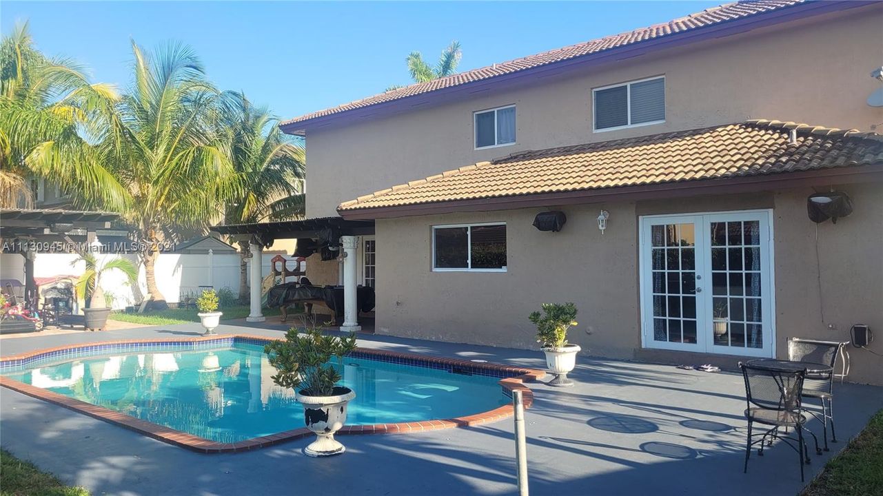 Recently Sold: $650,000 (5 beds, 3 baths, 2431 Square Feet)