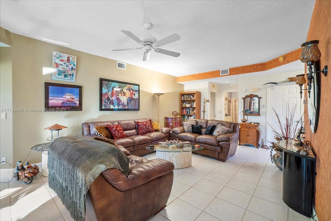 Vendido Recientemente: $129,000 (3 camas, 3 baños, 1513 Pies cuadrados)