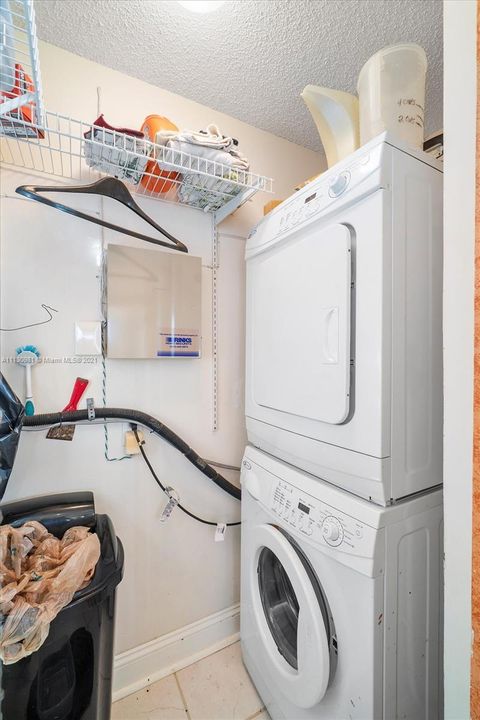 Vendido Recientemente: $129,000 (3 camas, 3 baños, 1513 Pies cuadrados)