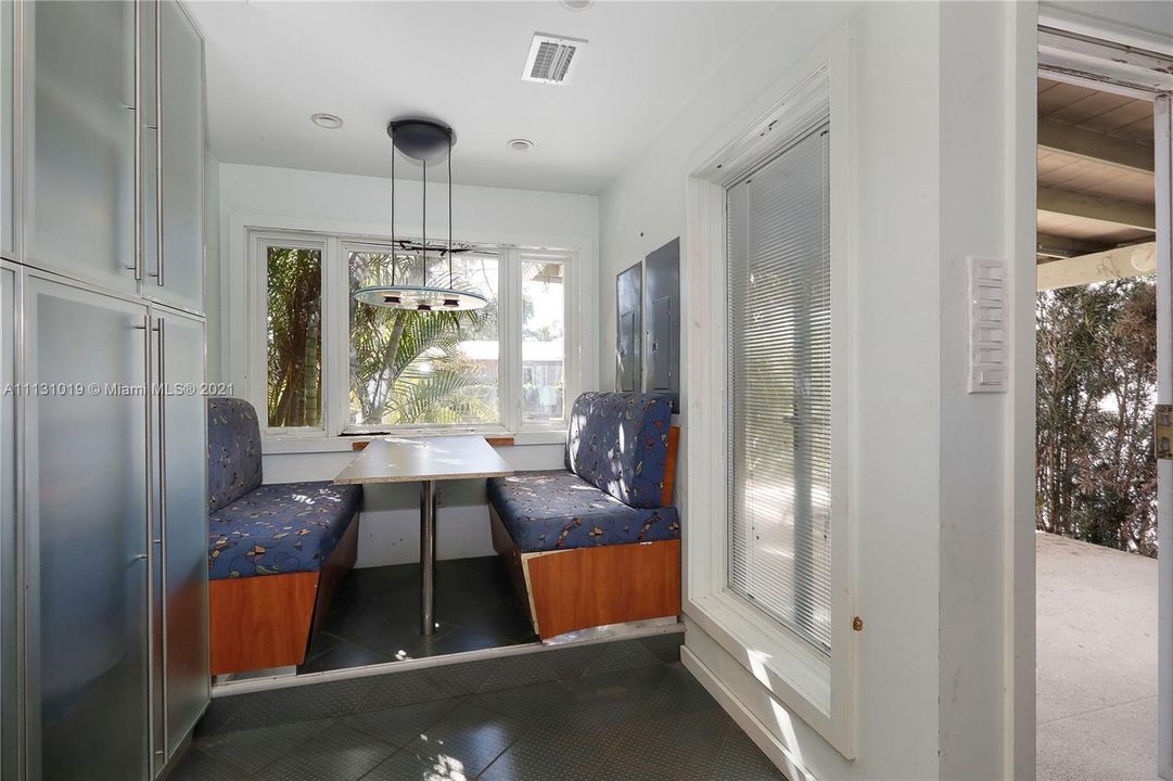 Recently Sold: $1,999,000 (2 beds, 1 baths, 1984 Square Feet)