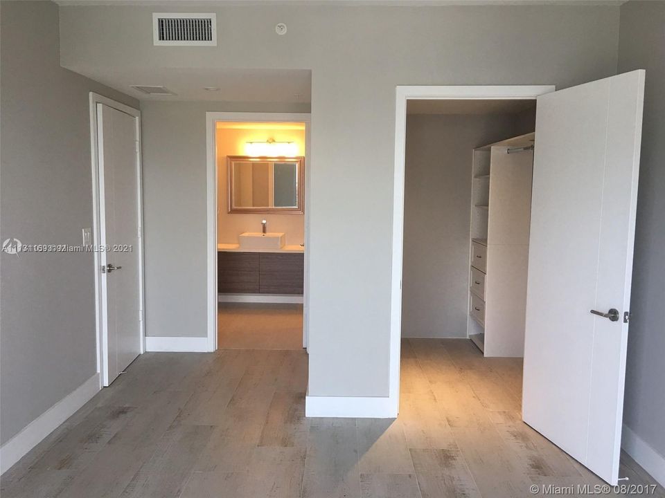 Recently Rented: $3,500 (2 beds, 2 baths, 940 Square Feet)