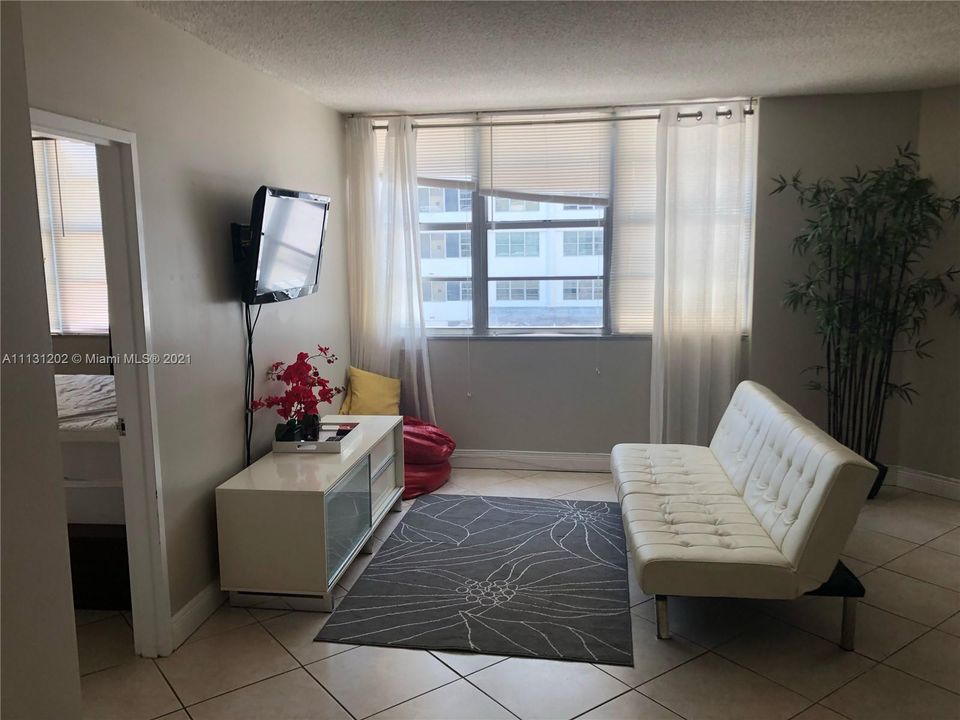 Recently Rented: $2,600 (2 beds, 2 baths, 990 Square Feet)