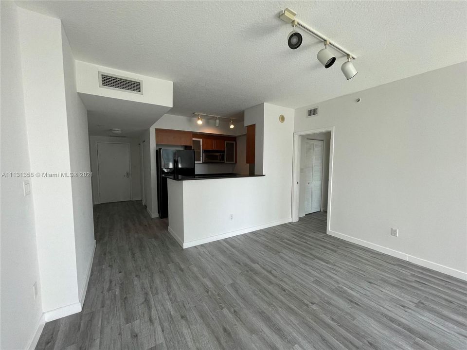 Recently Rented: $3,000 (1 beds, 1 baths, 868 Square Feet)